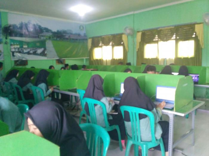 RATUSAN SISWA MAN 1 TANJAB TIMUR IKUTI SIMULASI UNBK