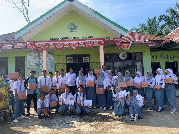 MAN 1 Tanjung Jabung Timur Tutup Rangkaian Lomba HUT RI ke-80 dengan Meriah, Pemenang Terima Hadiah