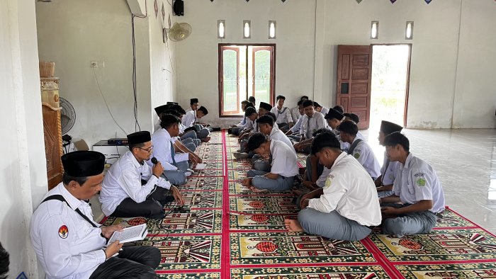 Mengawali Pekan dengan Cahaya Ilahi, Guru dan Siswa MAN 1 Tanjung Jabung Timur Laksanakan Khatam Al-Quran