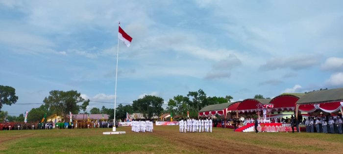 Khidmat, Upacara Bendera HUT RI ke-80 Digelar di Lapangan Kecamatan Rantau Rasau