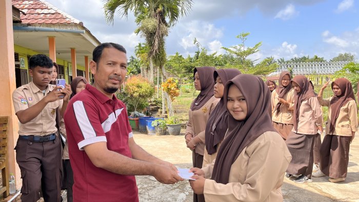 MAN 1 Tanjung Jabung Timur Laksanakan Pembagian Rapor Semester Ganjil TA 2025/2026