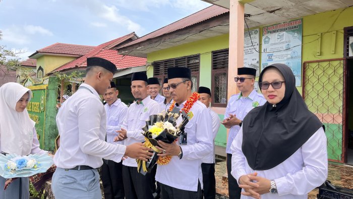 Siswa Siswi MAN 1 Tanjung Jabung Timur Sambut Kepala Madrasah Baru