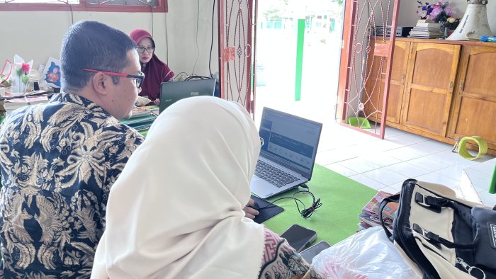 Operator MAN 1 Tanjung Jabung Timur Beri Bimbingan Pengisian GTK MAGIS Kemenag kepada Majelis Guru