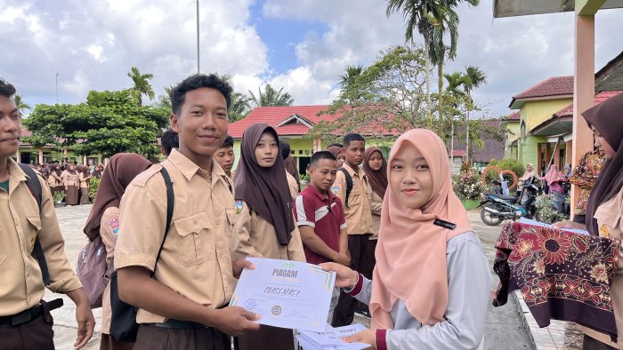 MAN 1 Tanjung Jabung Timur Bagikan Hadiah Classmeeting