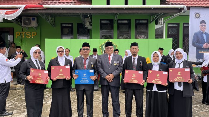 Enam Guru MAN 1 Tanjung Jabung Timur Raih Satyalancana